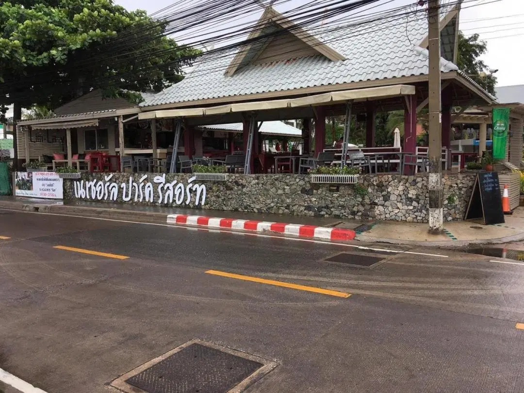 โมเดิร์น ลอว์น พูล วิลล่า